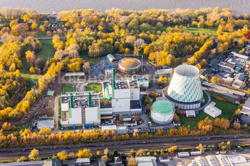 Aerial photograph Duisburg - Autumnal discolored vegetation view of power plants and exhaust gas towers of the combined heat and power plant of Stadtwerke Duisburg AG HKW III on Wanheimer Strasse in the Wanheim-Angerhausen part of Duisburg in the Ruhr area in the state North Rhine-Westphalia, Germany