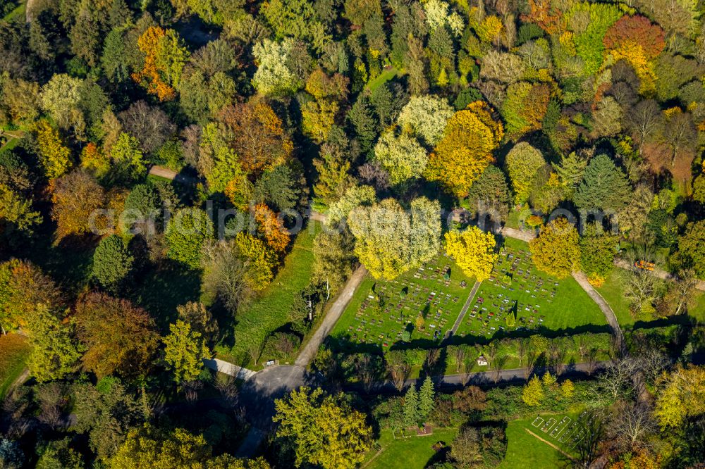 Aerial photograph Bochum - Autumnal discolored vegetation view crematory and funeral hall for burial in the grounds of the cemetery Zentralfriedhof on street Immanuel-Kant-Strasse - Freigrafendamm in Bochum at Ruhrgebiet in the state North Rhine-Westphalia, Germany