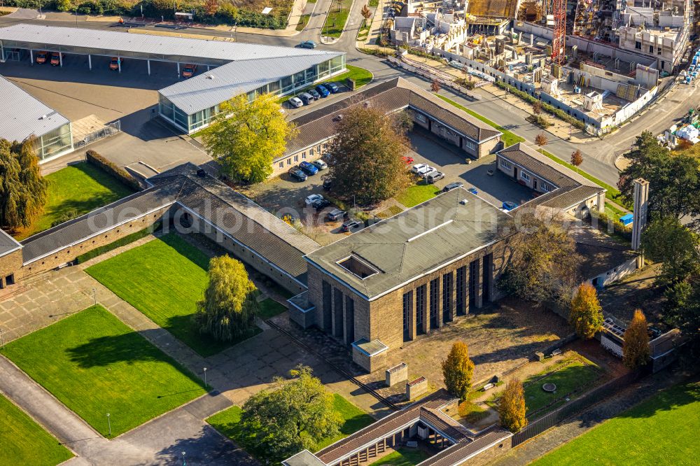 Aerial image Bochum - Autumnal discolored vegetation view crematory and funeral hall for burial in the grounds of the cemetery Zentralfriedhof on street Immanuel-Kant-Strasse - Freigrafendamm in Bochum at Ruhrgebiet in the state North Rhine-Westphalia, Germany