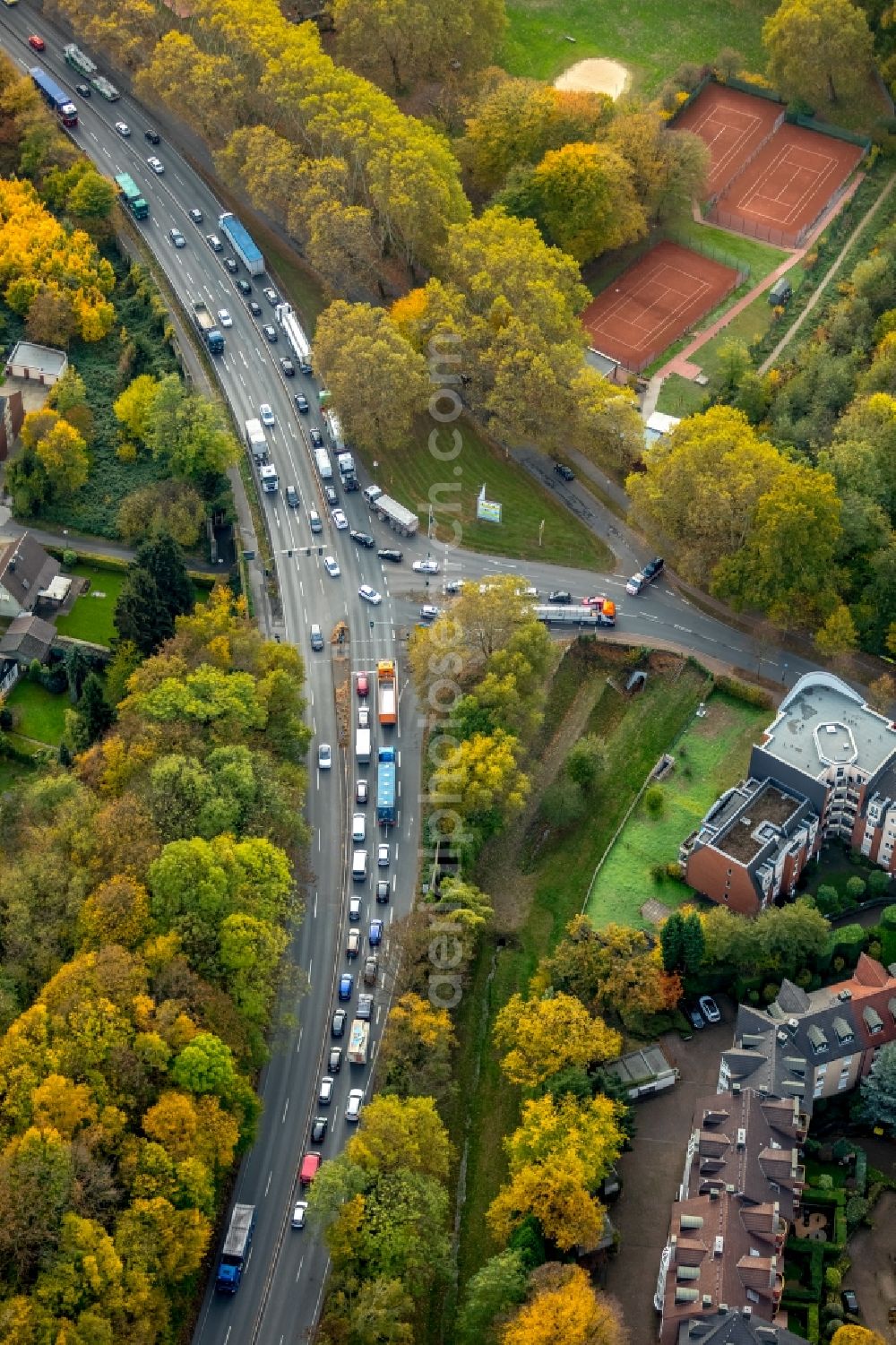 Gladbeck from the bird's eye view: Autumnal discolored vegetation view Road over the crossroads on Schuetzenstrasse in Gladbeck in the state North Rhine-Westphalia, Germany