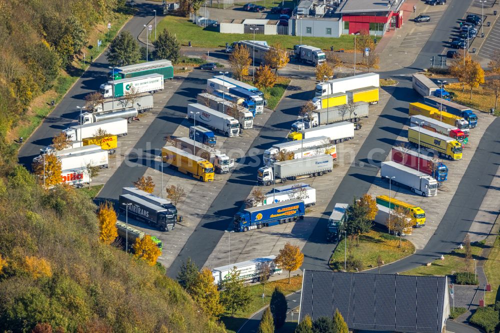 Hamm from the bird's eye view: Autumnal discolored vegetation view of truck parking areas at the motorway service area and parking lot of the BAB A2 in Rhynern in the Ruhr area in the state of North Rhine-Westphalia, Germany