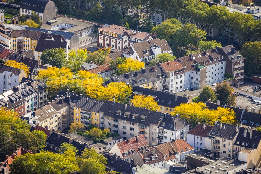 Aerial image Dortmund - Autumnal discolored vegetation view residential area of a multi-family house settlement on street Gutenbergstrasse in Dortmund at Ruhrgebiet in the state North Rhine-Westphalia, Germany