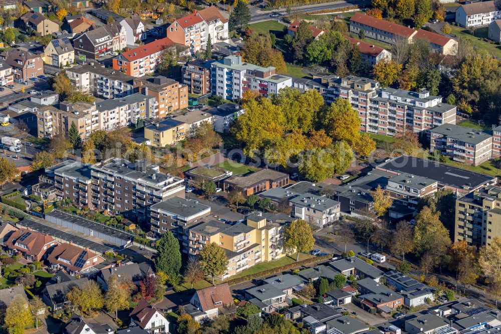 Pelkum from the bird's eye view: Autumnal discolored vegetation view residential area of a multi-family house settlement on place Pelkumer Platz in Pelkum at Ruhrgebiet in the state North Rhine-Westphalia, Germany