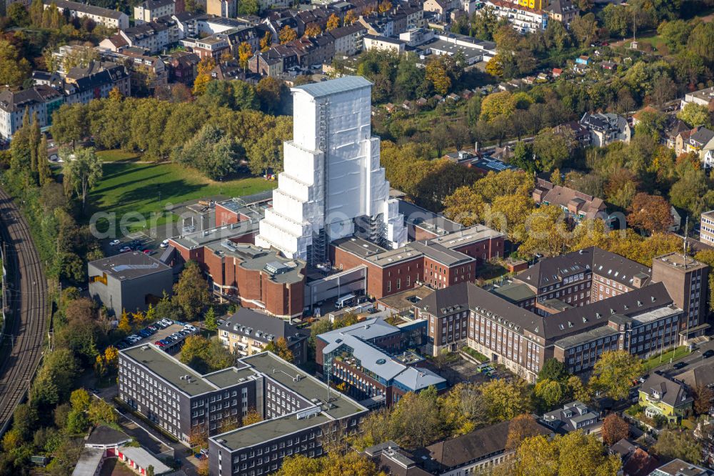 Bochum from the bird's eye view: Autumnal discolored vegetation view museum building ensemble Deutsches Bergbau-Museum in the district Innenstadt in Bochum at Ruhrgebiet in the state North Rhine-Westphalia, Germany