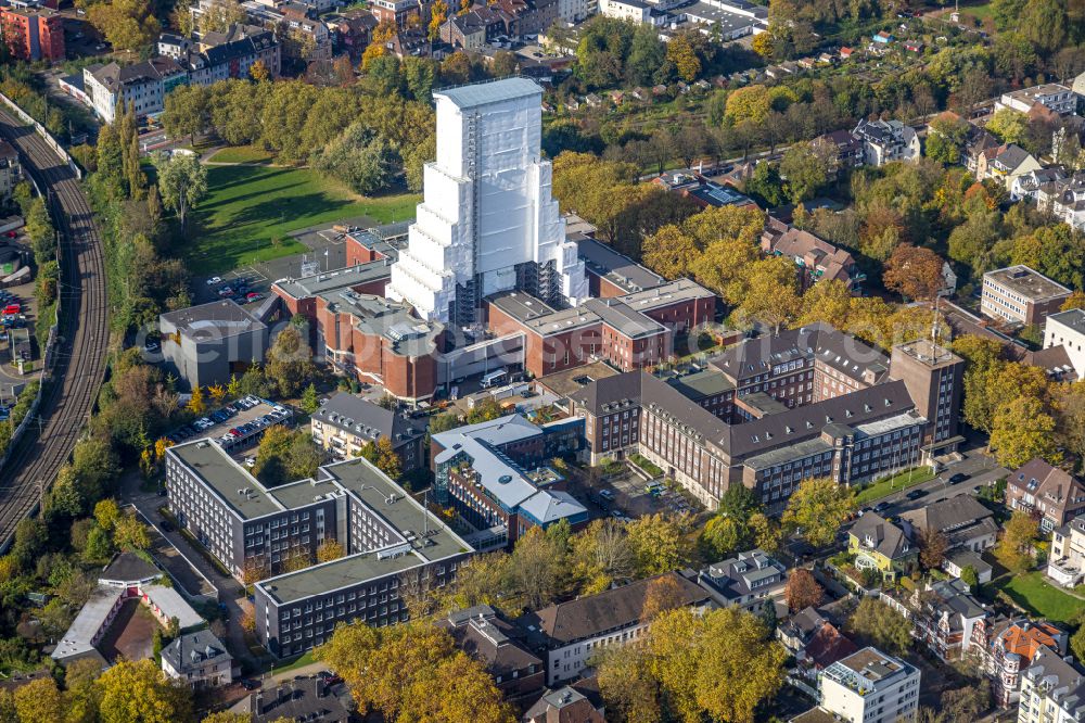 Aerial image Bochum - Autumnal discolored vegetation view museum building ensemble Deutsches Bergbau-Museum in the district Innenstadt in Bochum at Ruhrgebiet in the state North Rhine-Westphalia, Germany