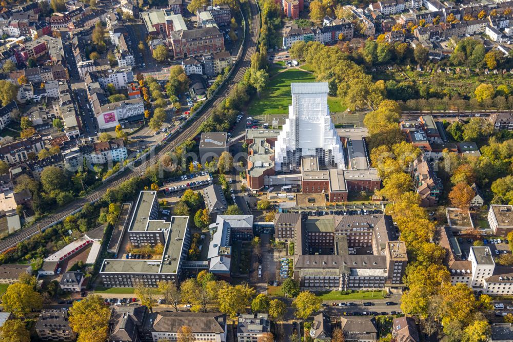 Aerial photograph Bochum - Autumnal discolored vegetation view museum building ensemble Deutsches Bergbau-Museum in the district Innenstadt in Bochum at Ruhrgebiet in the state North Rhine-Westphalia, Germany