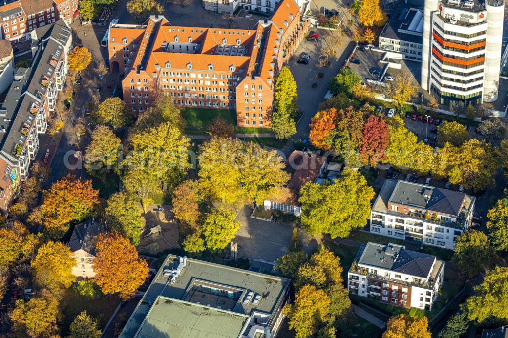 Aerial photograph Gladbeck - Autumnal discolored vegetation view museum building ensemble Neue Galerie Gladbeck on Bottroper Strasse in Gladbeck at Ruhrgebiet in the state North Rhine-Westphalia, Germany