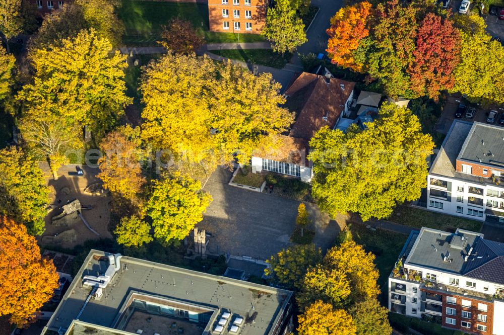 Gladbeck from above - Autumnal discolored vegetation view museum building ensemble Neue Galerie Gladbeck on Bottroper Strasse in Gladbeck at Ruhrgebiet in the state North Rhine-Westphalia, Germany