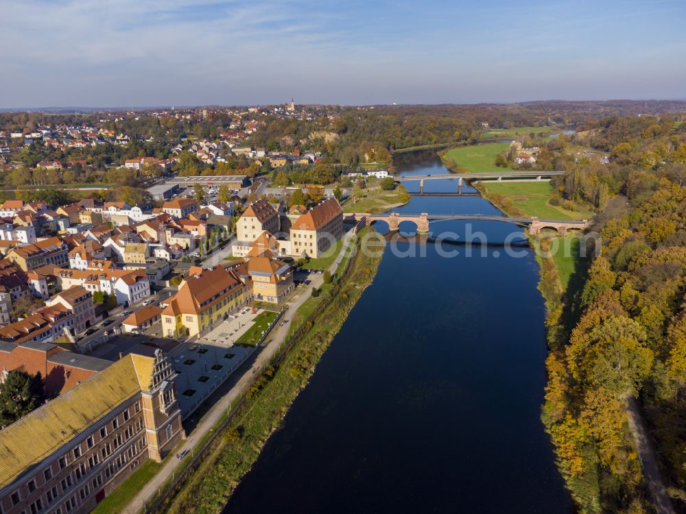 Aerial image Grimma - Autumnal discolored vegetation view village on the banks of the area Mulde - river course in Grimma in the state Saxony