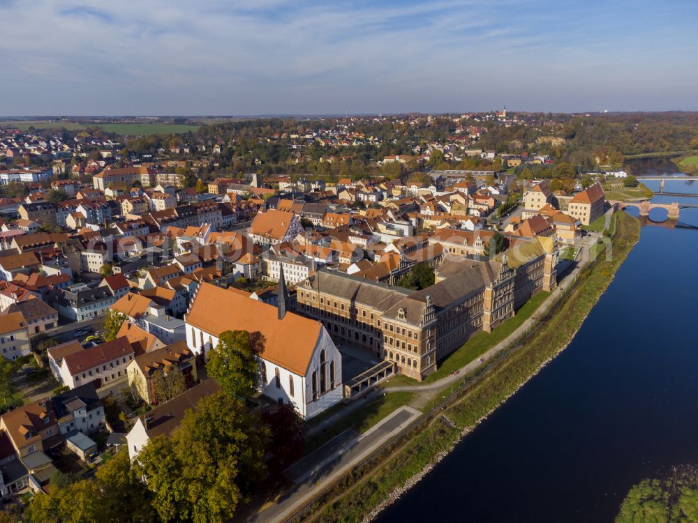 Aerial photograph Grimma - Autumnal discolored vegetation view village on the banks of the area Mulde - river course in Grimma in the state Saxony