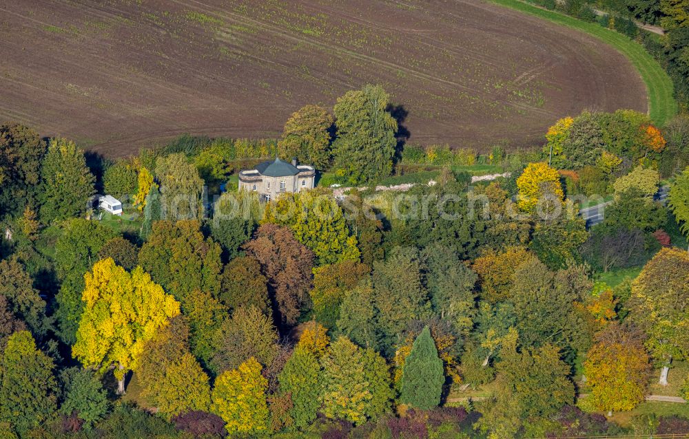 Rheurdt from the bird's eye view: Autumnal discolored vegetation view palace Forsthaus in Rheurdt in the state North Rhine-Westphalia