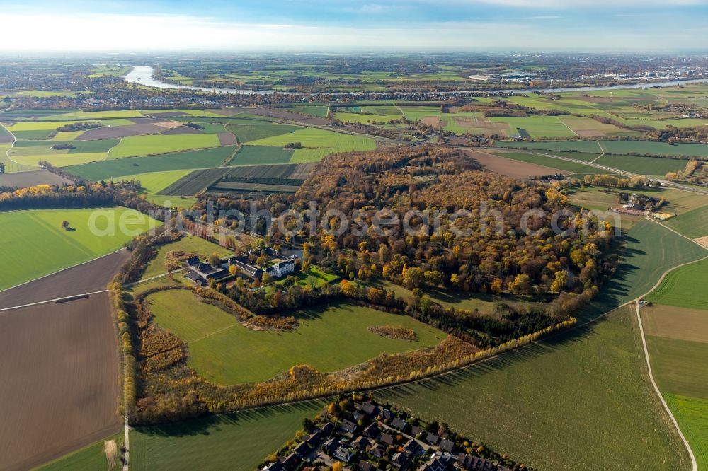 Aerial photograph Düsseldorf - Autumnal discolored vegetation view Palace Schloss Heltorf on Heltorfer Schlossallee in Duesseldorf in the state North Rhine-Westphalia, Germany