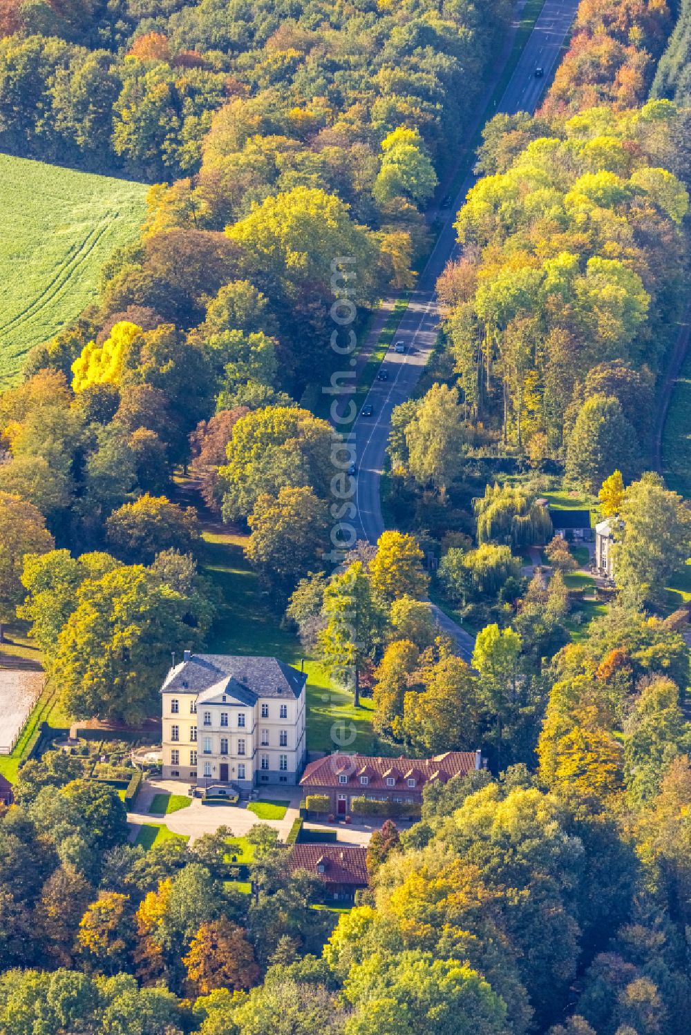 Rheurdt from the bird's eye view: Autumnal discolored vegetation view palace of the castle Schloss Leyenburg and lake Kleiner Parsick in Rheurdt in the state North Rhine-Westphalia, Germany