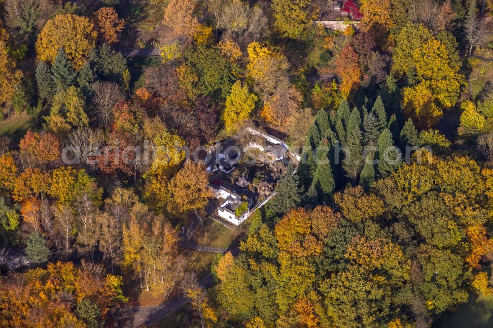 Bochum from above - Autumnal discolored vegetation view park of the Chinese Garden in the Botanical Garden of the Ruhr University Bochum on Universitaetsstrasse in the district Querenburg in Bochum at Ruhrgebiet in the state North Rhine-Westphalia, Germany