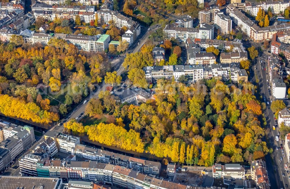 Düsseldorf from the bird's eye view: Autumnal discolored vegetation view Park of on Jacobistrasse in Duesseldorf in the state North Rhine-Westphalia, Germany