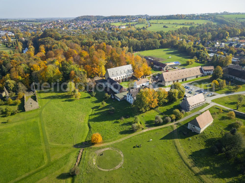 Aerial photograph Nossen - Autumnal discolored vegetation view park of Klosterpark Altzella on street Zellaer Strasse in Nossen in the state Saxony, Germany