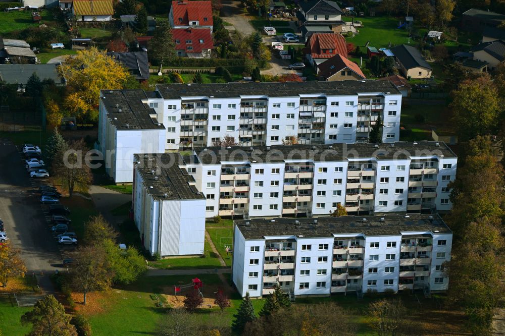 Aerial photograph Werneuchen - Autumnal discolored vegetation view residential area of industrially manufactured settlement on street Lamprechtstrasse in Werneuchen in the state Brandenburg, Germany