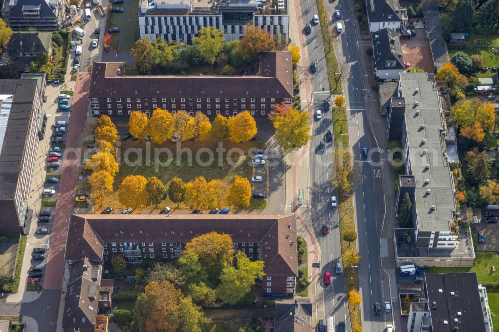 Bottrop from the bird's eye view: Autumnal discolored vegetation view ensemble space an place Hans-Sachs-Platz in the inner city center in the district Stadtmitte in Bottrop at Ruhrgebiet in the state North Rhine-Westphalia, Germany