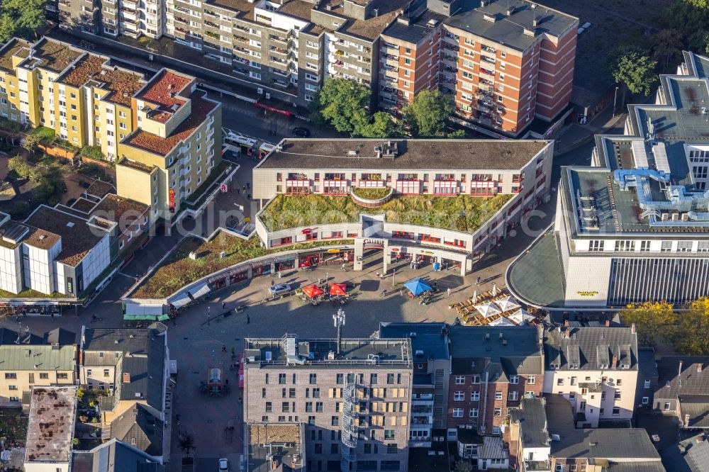 Aerial photograph Herne - Autumnal discolored vegetation view ensemble space Robert-Brauner-Platz in the inner city center in Herne at Ruhrgebiet in the state North Rhine-Westphalia, Germany