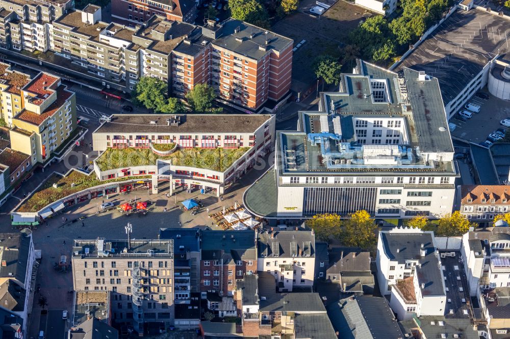 Herne from above - Autumnal discolored vegetation view ensemble space Robert-Brauner-Platz in the inner city center in Herne at Ruhrgebiet in the state North Rhine-Westphalia, Germany