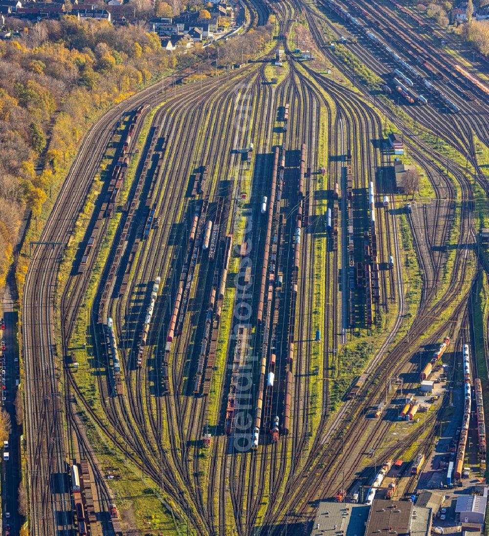 Aerial photograph Oberhausen - Autumnal discolored vegetation view marshalling yard and freight station of the Deutsche Bahn in Oberhausen in the state North Rhine-Westphalia, Germany