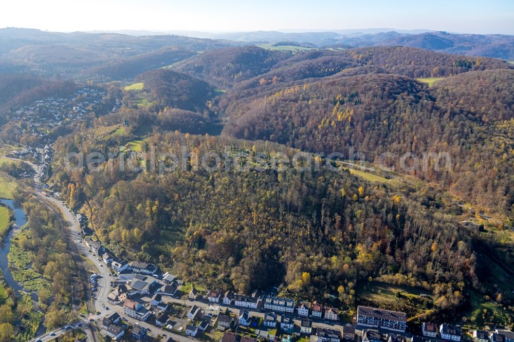 Arnsberg from above - Autumnal discolored vegetation view ruins and vestiges of the former castle Ruedenburg in Arnsberg at Sauerland in the state North Rhine-Westphalia, Germany