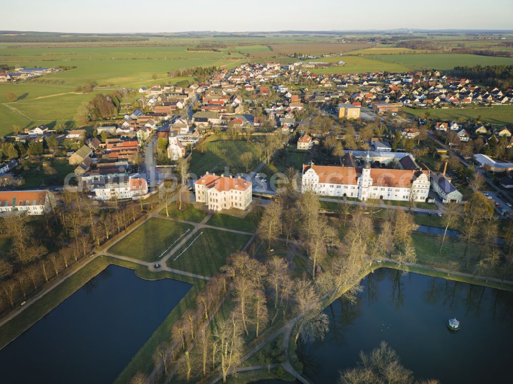 Aerial image Zabeltitz - Autumnal discolored vegetation view building complex in the park of the castle - Barockschloss on street Am Park in Zabeltitz in the state Saxony, Germany