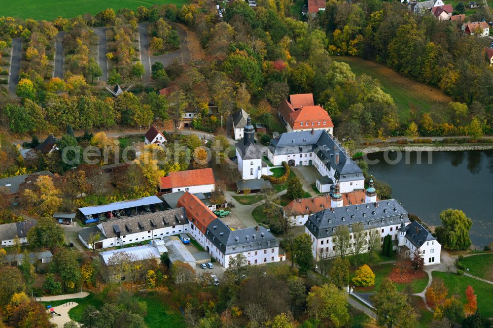 Aerial image Blankenhain - Autumnal discolored vegetation view castle of Schloss Blankenhain on street Am Schloss in Blankenhain in the state Saxony, Germany