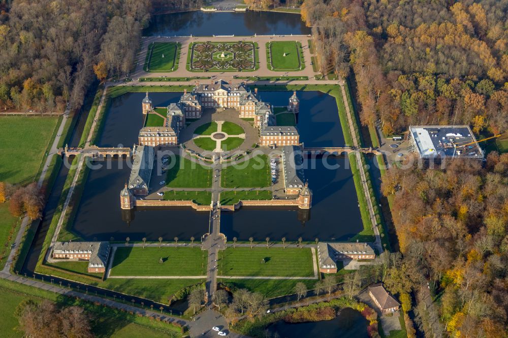 Nordkirchen from the bird's eye view: Autumnal discolored vegetation view Palace of the Fachhochschule fuer Finanzen Nordrhein Westfalen library on Schlossstrasse in Nordkirchen in the state North Rhine-Westphalia, Germany