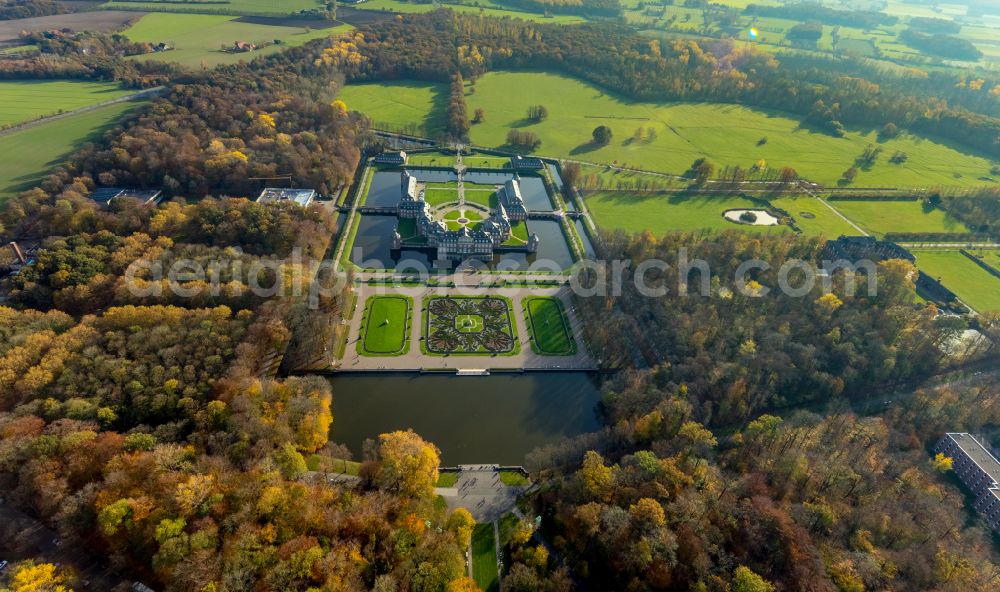 Nordkirchen from the bird's eye view: Autumnal discolored vegetation view Palace of the Fachhochschule fuer Finanzen Nordrhein Westfalen library on Schlossstrasse in Nordkirchen in the state North Rhine-Westphalia, Germany