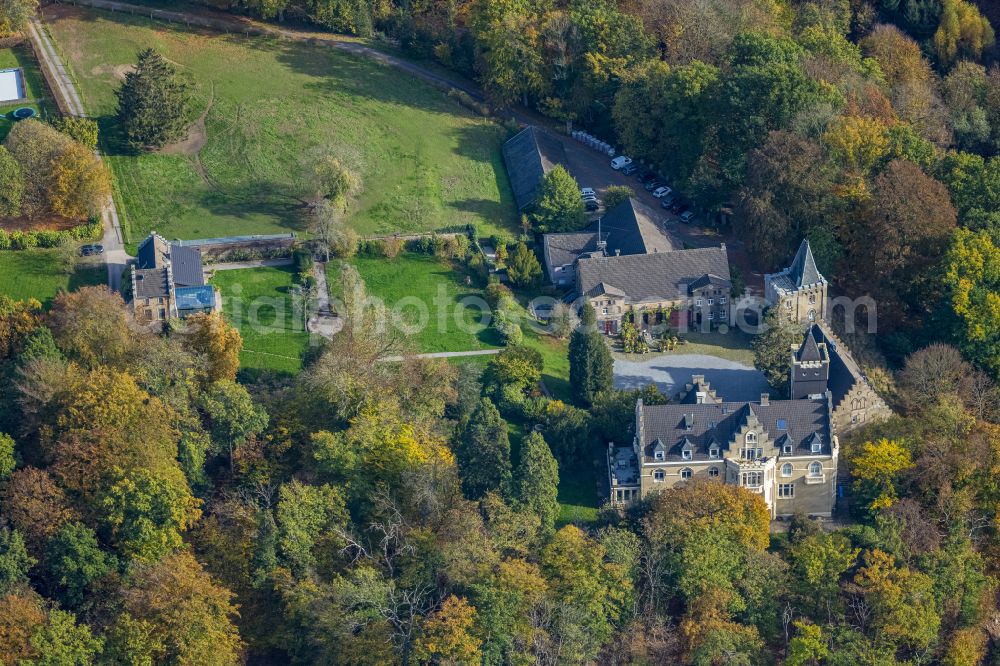 Aerial photograph Wengern - Autumnal discolored vegetation castle Haus Mallinckrodt on street Gederner Strasse in Wengern at Ruhrgebiet in the state North Rhine-Westphalia, Germany