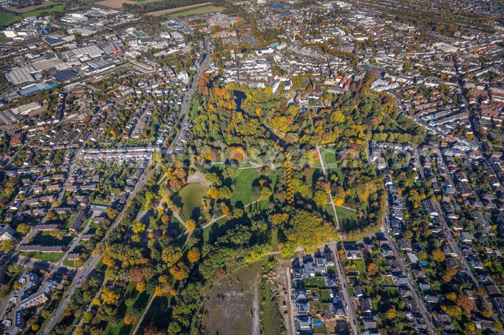 Moers from above - Autumnal discolored vegetation view park of the castle park in Moers in the state North Rhine-Westphalia, Germany