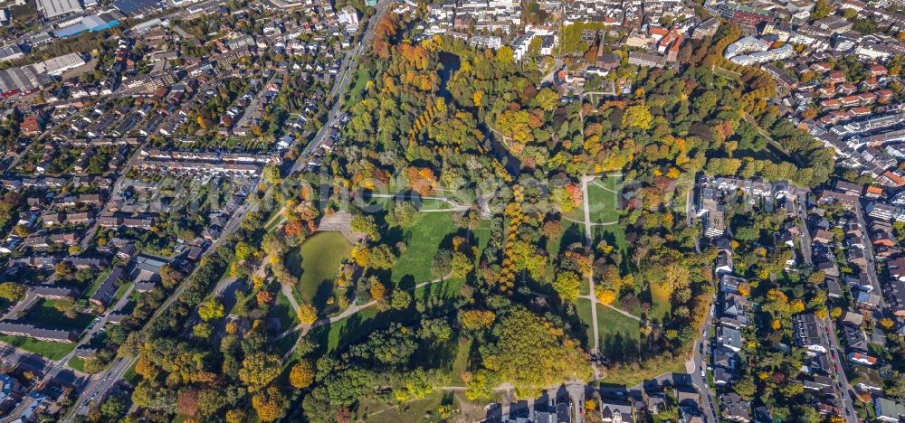 Aerial photograph Moers - Autumnal discolored vegetation view park of the castle park in Moers in the state North Rhine-Westphalia, Germany