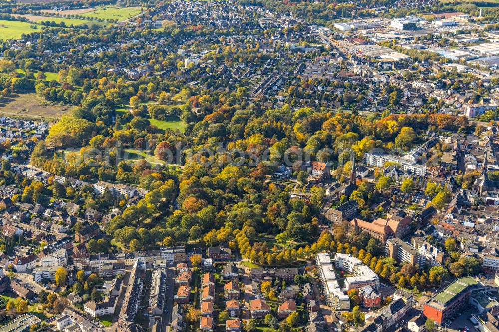 Moers from above - Autumnal discolored vegetation view park of the castle park in Moers in the state North Rhine-Westphalia, Germany