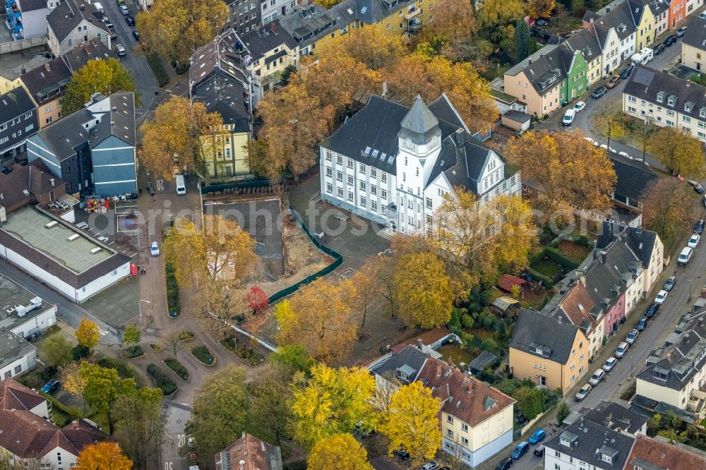 Rotthausen from the bird's eye view: Autumnal discolored vegetation view school building of the Gemeinschaftsgrundschule Turmschule on street Schonnebecker Strasse in Rotthausen at Ruhrgebiet in the state North Rhine-Westphalia, Germany