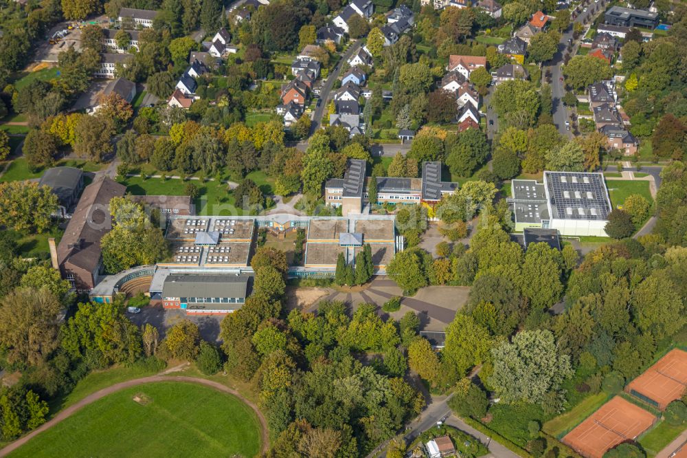 Dortmund from above - Autumnal discolored vegetation view school building of the Gesamtschule Gartenstadt on street Hueckstrasse in the district Gartenstadt-Sued in Dortmund at Ruhrgebiet in the state North Rhine-Westphalia, Germany