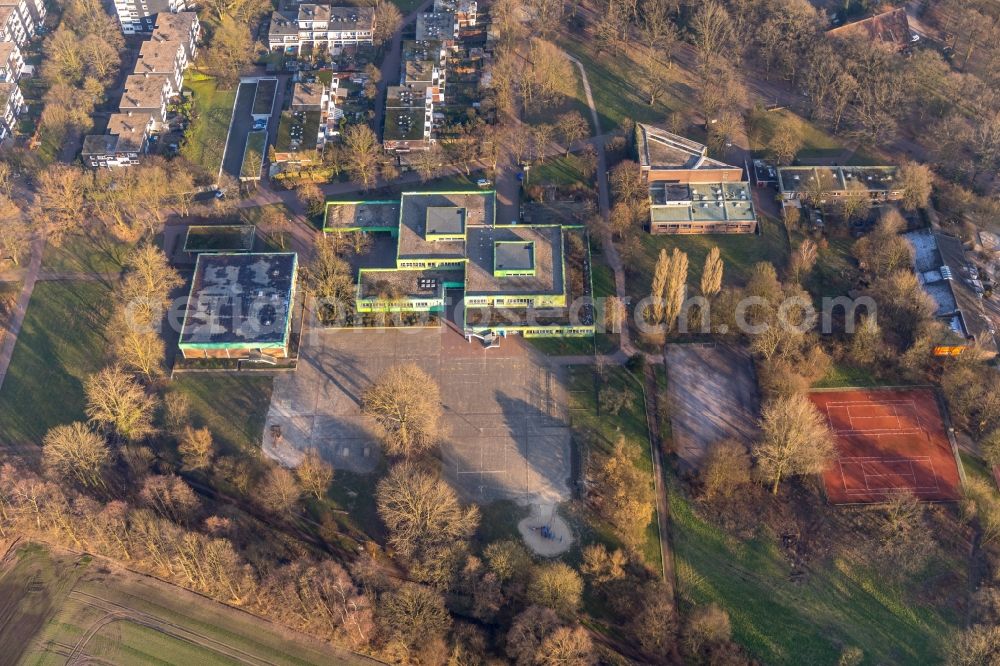 Aerial photograph Dorsten - Autumnal discolored vegetation view School building of the Gruene Schule on Talaue in Dorsten in the state North Rhine-Westphalia, Germany