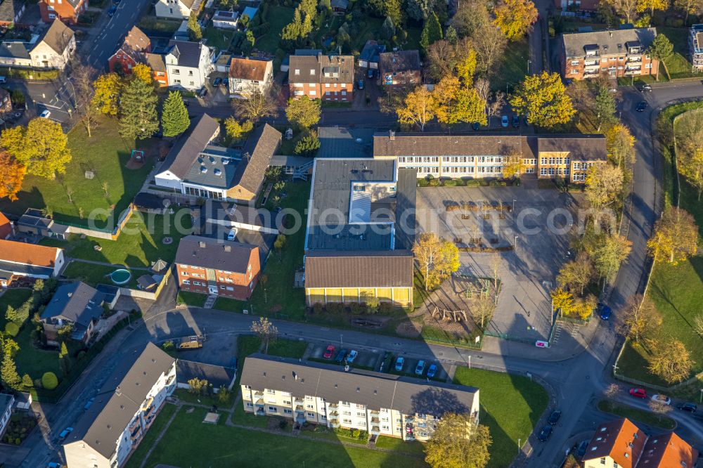 Hamm from the bird's eye view: Autumnal discolored vegetation view school building of the Hermann-Gmeiner-Schule on street Bonifatiusweg in Hamm at Ruhrgebiet in the state North Rhine-Westphalia, Germany