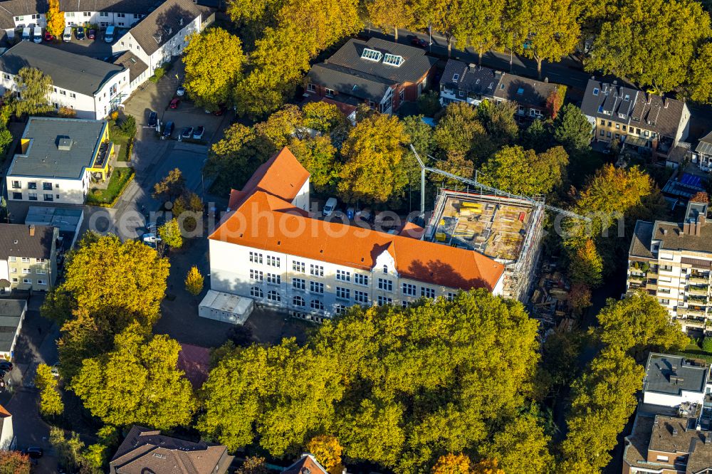 Gladbeck from the bird's eye view: Autumnal discolored vegetation view school building of the Lambertischule on street Kirchstrasse in Gladbeck at Ruhrgebiet in the state North Rhine-Westphalia, Germany