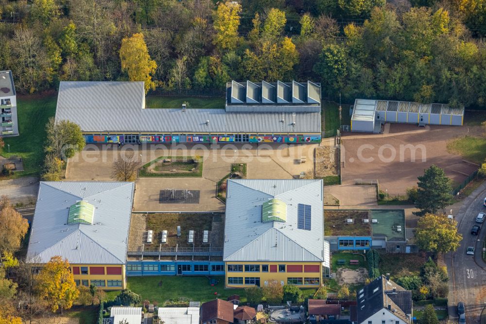 Aerial photograph Wanne-Eickel - Autumnal discolored vegetation view school building of the Michaelschule on street Michaelstrasse in Wanne-Eickel at Ruhrgebiet in the state North Rhine-Westphalia, Germany