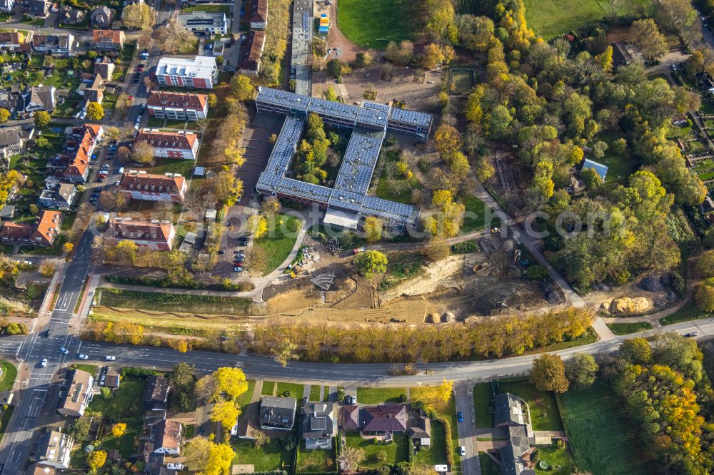 Aerial photograph Herne - Autumnal discolored vegetation view school building of the Otto-Hahn-Gymnasium Herne on street Hoelkeskampring in Herne at Ruhrgebiet in the state North Rhine-Westphalia, Germany