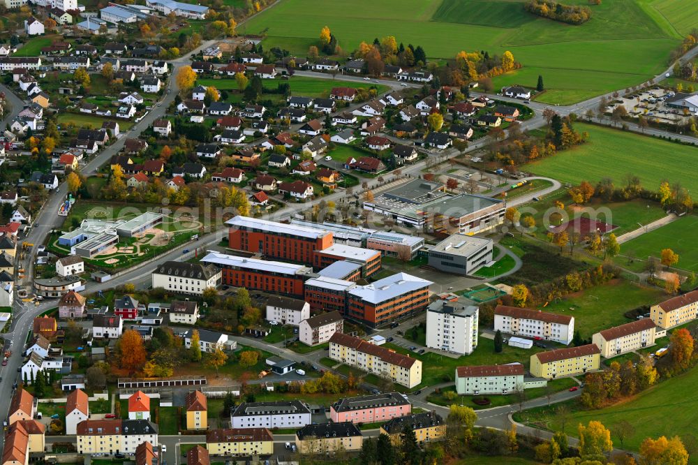 Rehau from the bird's eye view: Autumnal discolored vegetation view school building of the Schulstandort on street Pilgramsreuther Strasse in Rehau in the state Bavaria, Germany