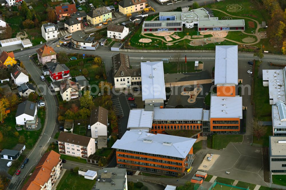 Rehau from the bird's eye view: Autumnal discolored vegetation view school building of the Schulstandort on street Pilgramsreuther Strasse in Rehau in the state Bavaria, Germany