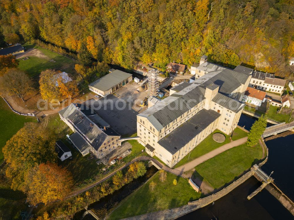 Aerial photograph Frankenberg/Sa. - Autumnal discolored vegetation view tourist attraction and sightseeing KZ-Gedenkstaette Sachsenburg on street An der Zschopau in the district Sachsenburg in Frankenberg/Sa. in the state Saxony, Germany