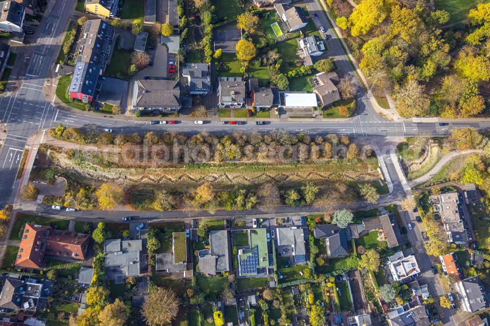 Herne from the bird's eye view: Autumnal discolored vegetation view meandering, serpentine curve of a river Ostbach on street Hoelkeskampring in Herne at Ruhrgebiet in the state North Rhine-Westphalia, Germany