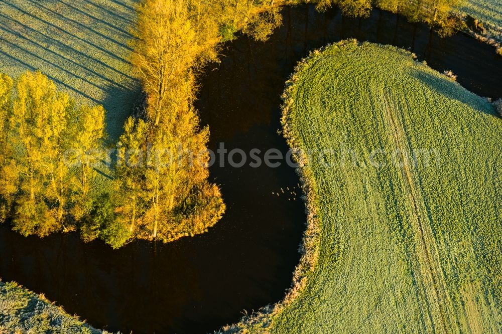 Aerial photograph Stade - Autumnal discolored vegetation view meandering, serpentine curve of a river Schwinge in Stade in the state Lower Saxony, Germany