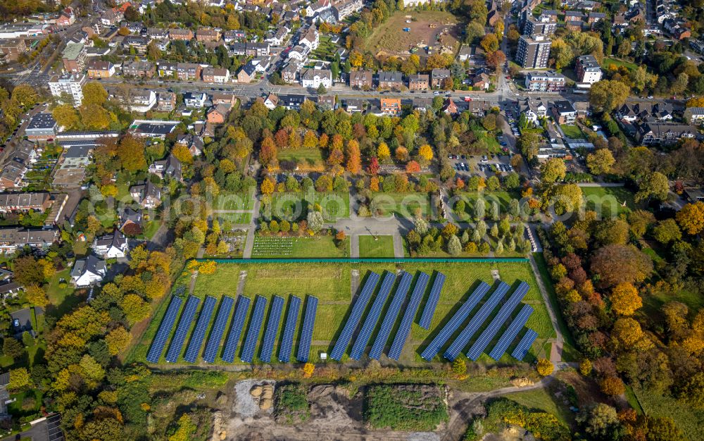 Bottrop from the bird's eye view: Autumnal discolored vegetation view rows of panels of a solar power plant and photovoltaic system on a Am Quellenbusch field on street An der Landwehr in Bottrop at Ruhrgebiet in the state North Rhine-Westphalia, Germany