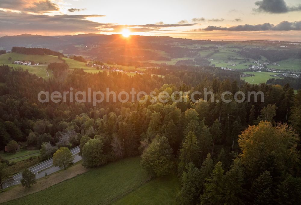 Aerial photograph Oberreute - Autumnal discolored vegetation view weather-related cloud layer over forest and meadow landscape at sunset in Langenried im Allgaeu in the federal state of Bavaria, Germany