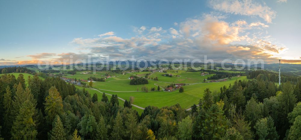 Aerial photograph Oberreute - Autumnal discolored vegetation view weather-related cloud layer over forest and meadow landscape at sunset in Langenried im Allgaeu in the federal state of Bavaria, Germany