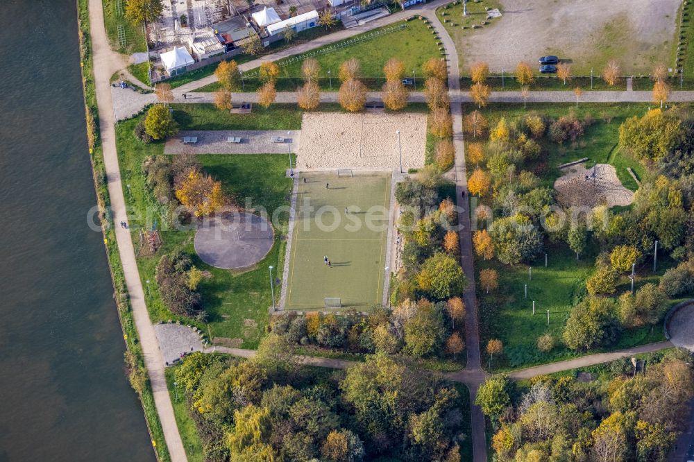 Aerial image Wanne-Eickel - Autumnal discolored vegetation view playground Outdoor Spielplatz and Bolzplatz Am Kanal in Wanne-Eickel at Ruhrgebiet in the state North Rhine-Westphalia, Germany